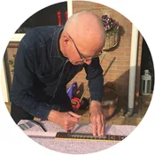 Ontmoet Jan Gerrits, de gitaarreparateur achter Gitaar Afstellen Ewijk – ideaal voor gitaristen uit Nijmegen, Arnhem, Wijchen en Beuningen.