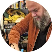 Ontmoet Jeroen Steverink van Prinz Guitars, de gitaarreparateur achter Gitaar Afstellen Amsterdam.
